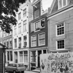 Herenmarkt 23 (rechts, gedeeltelijk) voor restauratie in 1975. Foto A.H.C. Schollen, Van Rijksdienst voor Cultureel Erfgoed