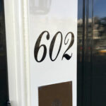 Sierlijk geverfde huisnummering van Prinsengracht 602.