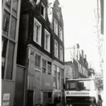 Modern materieel in historische binnenstad (nummer 24-30 links, gedeeltelijk), ongedateerd. Foto: Stadsarchief Amsterdam.