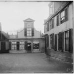 Links nummer 7, rechts daarvan voor afbraak te koop en rechts een huis met mooie gaper. (Anno 1900-1910).