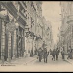 Warmoesstraat met rechts hotel restaurant Krasnapolsky. Anno 1900.