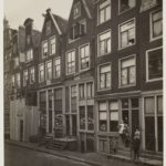 Het pand anno 1916 met een wasserij in de winkelruimte en flesschenmakerij in het souterrain. Foto: Cornelis G. Leenheer (1869-1942)