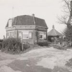 De molen in gebruik als woning van de poldermeester, met erachter het gemaalgebouwtje, 1966