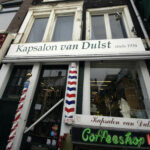 Kapsalon van Dulst en coffeeshop voor restauratie.