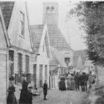Historische foto Durgerdam met de Kapel van Durgerdam op de achtergrond.