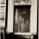 De oudste winkel van Amsterdam met boven de deur een ornament met de tekst tabaksvat. (1930).