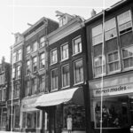Haarlemmerdijk 49 - 57 (1961) met helemaal links in het kader nr 51 Foto C.P. Schaap - Bron: Stadsarchief Amsterdam