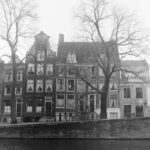 Het eerste huis na de hoek rechts is 646 in 1956. Foto: Schaap, C.P.