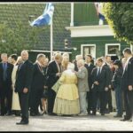 Mevrouw Bosman in klederdracht met Prins Willem Alexander en prinses Maxima