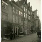 Veel pandjes in de straat hebben nog stoepjes. Foto: Jansen, C.F. (1926).
