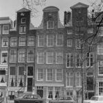 Het middelste huis is Reguliersgracht 19 in 1946.