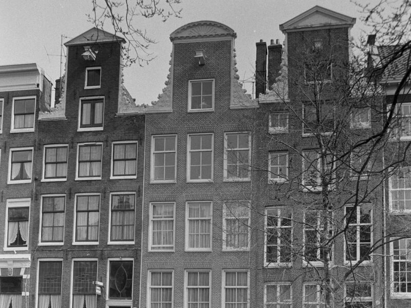 Het middelste huis is Reguliersgracht 19 in 1946.