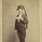 Portretfoto van een Amsterdamsche aanzegger, 19e eeuwse foto. Rijksmuseum.