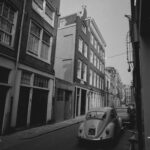Links Bethaniënstraat 3 (gedeeltelijk), 5 en onderstuk op nummer 7 in 1965. Foto: Schaap, C.P. Stadsarchief Amsterdam