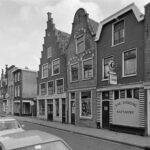 Spaarnwouderstraat 74 rechts met bar-dancing Raptapper in 1982. Foto: Fielmich, J., Noord-Hollands Archief