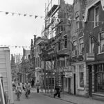 Spaarnwouderstraat 74 (rechts) met café bar Brigitte in 1978. Foto: Fielmich, J., Noord-Hollands Archief
