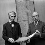 Wim Crouwel (links) ontvang een prijs voor zijn werk. Foto: Verhoeff, Bert, Nationaal Archief.