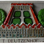 De gevelsteen 'Aan 't Deutzenhof, 2003'.