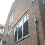 Het pakhuis is van recentere datum en is gebruikt als houtloods. Dit blijkt ook uit de louvres ter ventilatie in de ramen. (voor restauratie)