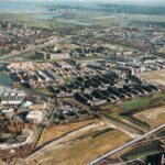 Luchtfoto uit 2013 met links halverwege de stomp van de Vensermolen in een inmiddels verstedelijkte omgeving. Bron: SOD