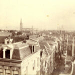 Rechts de daken, vanaf het dak van het Oost-Indisch Huis aan de Oude Hoogstraat, ca 1895. Foto: Kramer, Johannes Gerhardus, Stadsarchief Amsterdam.