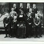 De weesjongens met Zr. Paschalis anno 1926. Foto: NH-Archief.