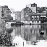 Rechts van de Oesjesduiker (brug 114) Wittenburgergracht 53-65 (v.r.n.l.), achterzijde in 1984. Foto: Roël, Ino, Stadsarchief Amsterdam.