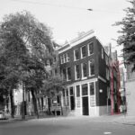 Sint Nicolaasstraat 56 en 54 beide met daklijst, gezien vanaf de Nieuwezijds Voorburgwal in 1959. Foto: Schaap, C.P., Stadsarchief Amsterdam.