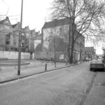 Achtergevels van Hoogte Kadijk 52 - 60 v.l.n.r. gezien vanaf het speeltuintje aan de Laagte Kadijk anno 1977. Foto: Gool, Han van, Stadsarchief Amsterdam.