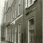 Rechts: zichtbaar bouwspoor van de voormalige jongens entree, nu raam, in 1975.