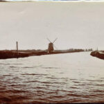 Vanaf boot Weespertrekvaart (1903). Rechts loopt tegenwoordig de A10. Bron: De Zaansche Molen Beeldbank.