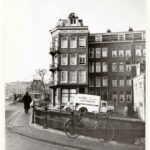 Bullebaksluis met uiterst rechts Westerkade 24-25 in 1955. Stadsarchief Amsterdam.
