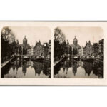 Torens van de Sint Nicolaaskerk (1888), ervoor Huize Vredenburgh (1890), beide van architect A.C. Bleys. Rechts daarvan Oudezijds Voorburgwal 1. Foto: Stadsarchief Amsterdam.