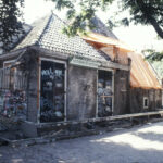 Uitbreiding van de kosterij aan het Amstelveld en rechts het voormalig bakkershuisje, hier voor restauratie, 1989.