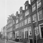 Laagte Kadijk 10-11 uiterst rechts in 1961. Het pandje links ervan, nu nummer 9 staat op het oorspronkelijk uitgegeven erf 5. Foto: Schaap, C.P., Stadsarchief Amsterdam.