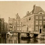 Armbrug met (het oude) Vredenburgh en uiterst rechts Oudezijds Voorburgwal 1. Foto: Stadsarchief Amsterdam.