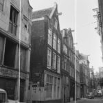 Bethaniënstraat 10-16 (v.r.n.l., oude nummering), rechts van de ingang van de Boerensteeg in 1961. Foto: Schaap, C.P., Stadsarchief Amsterdam.