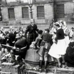 Feestvierders op de pantserwagens van de verkenningseenheid van de Britse Polar Bears-divisie voor het Paleis, 7 mei 1945 ca. 12h30. Foto: Krijn Taconis via Stichting Memorial voor Damslachtoffers 7 mei 1945