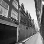Een mistroostige aanblik: dichtgemetselde en -getimmerde panden. Foto: Gool, Han van, Stadsarchief Amsterdam.