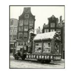 In 't Boeckhuys, thema van de Boekenweek 1947. Op de achtergrond Stromarkt 15. Foto: De Arbeiderspers. Foto: Stadsarchief Amsterdam.