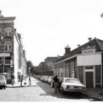 Ingang Laagte Kadijk (links Kadijksplein 5) met rechts, achter het Koffiehuis, de pakhuizen aan het Entrepotdok in 1979. Foto: Arsath Ro'is, J.M., Stadsarchief Amsterdam.