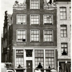 Stromarkt 17 (oude nummering) d.d. 1956. Rechts een paard-en-wagen van Van Gend & Loos. Foto: Stadsarchief Amsterdam.