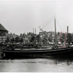 Vrachtschip in de Nieuwevaart met uiterst links Oosterkerk, 1940. Ons pand verscholen achter een boom. Foto: Stadsarchief Amsterdam.