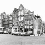 In 1983 is hier nog altijd een tabakszaak. Kadijksplein 5-11 (v.r.n.l.). Foto: Roël, Ino, Stadsarchief Amsterdam.