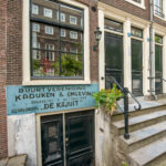 Frontale stoep, deuromlijsting en ingang naar het souterrain met muurschildering, na restauratie.