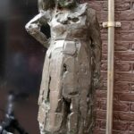 Malle Babbe met uil, bronzen sculptuur uit 1978 door Kees Verkade in Barteljorisstraat, Haarlem