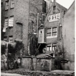 Achtergevels van Bethaniënstraat 12-14 in 1958 (v.l.n.r.). De open plek aan de Boerensteeg die door brand is ontstaan, is bestemd voor een speelplaats. Foto: Overbeek, J.A., Stadsarchief Amsterdam.