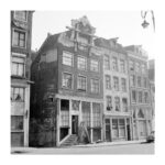 Bestelhuis in het pand (uiterst links, gedeeltelijk) d.d. 1957. Foto: Stadsarchief Amsterdam.
