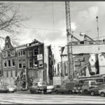 Links de ingang naar de Sint Geertruidensteeg,. Foto: Stadsarchief Amsterdam.