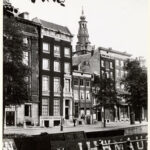 Schuit van J.H.W. Maus voor het Trippenhuis, Kloveniersburgwal 29 (tegenover de ingang naar de Bethaniënstraat). Foto: Stadsarchief Amsterdam.